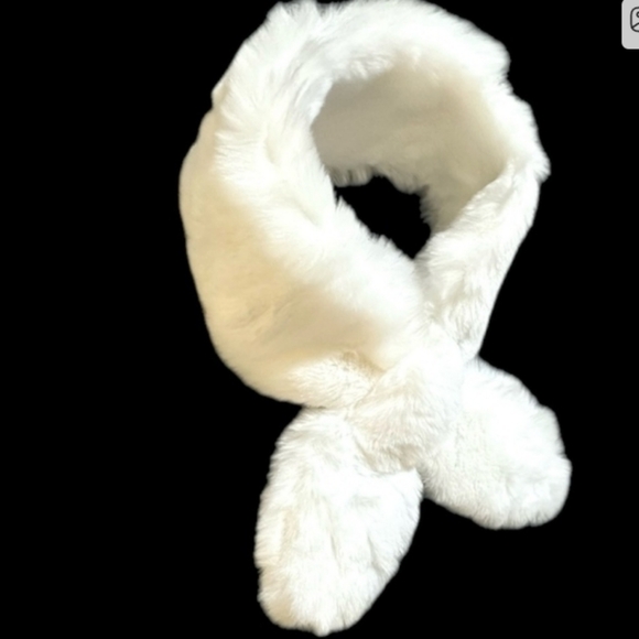 Elegant White Faux Fur Scarf - Picture 2 of 4